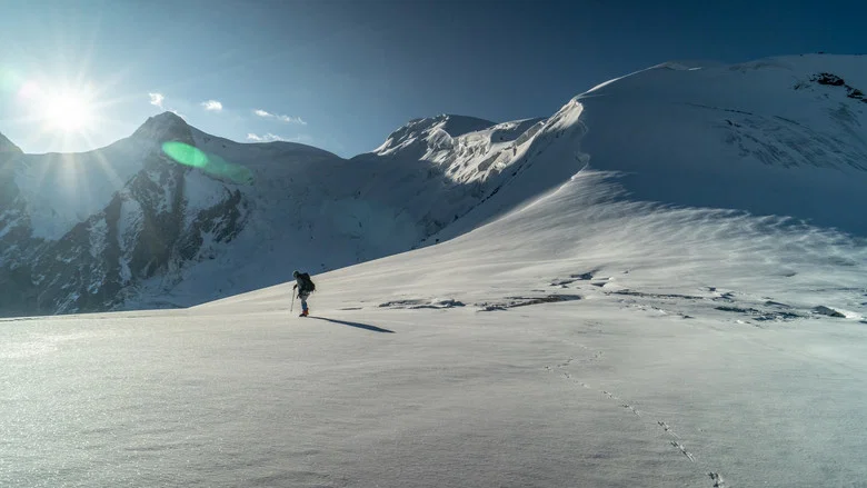 Behind the Curtain of High Mountains screenshot 3