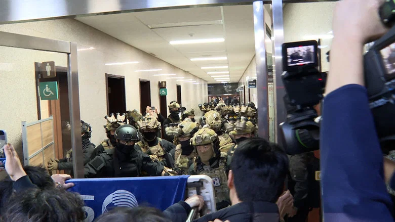 Search and Seizure: The Rise of Insurrection screenshot 1