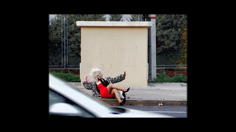 Miss Rimbombanzia doing her makeup in Avenida de los Poblados, 173 screenshot 1
