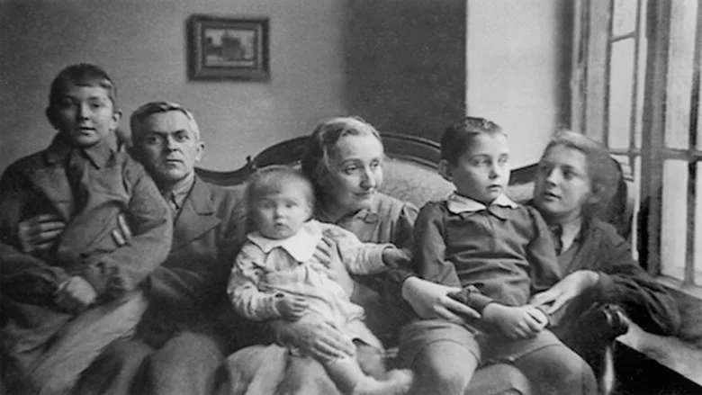 Secret Lives: Hidden Children and Their Rescuers During WWII screenshot 1