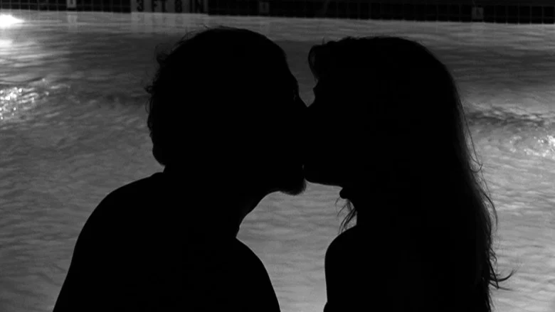 In Search of a Midnight Kiss screenshot 4
