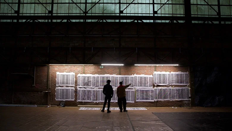 Dans la lumière - Au cœur de la création du spectacle signé JR, Damien Jalet et Thomas Bangalter screenshot 4